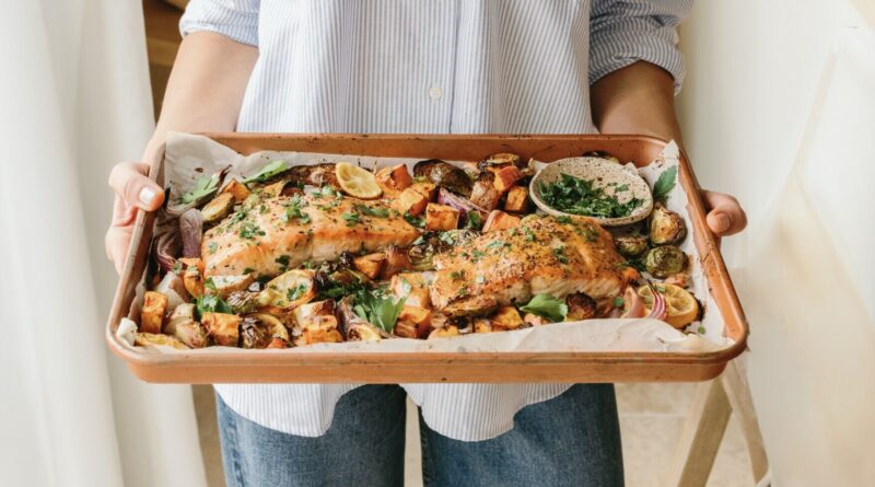 Folha de Mostarda, Salmão e Vegetais com Vinagrete de Cidra de Maçã