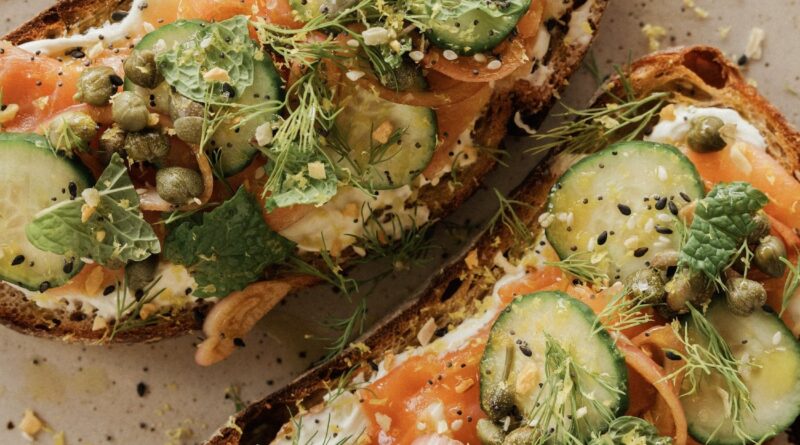 A melhor receita de brindes de salmão defumado para um brunch sem esforço