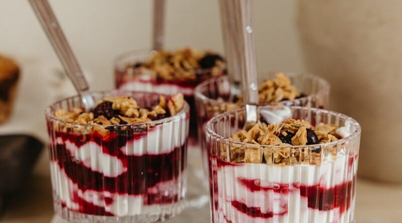 Berry e iogurte de alta proteína para um café da manhã energizante