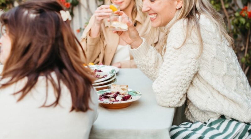 Cinco Idéias de menu de festa de galentinos para uma reunião chique e aconchegante