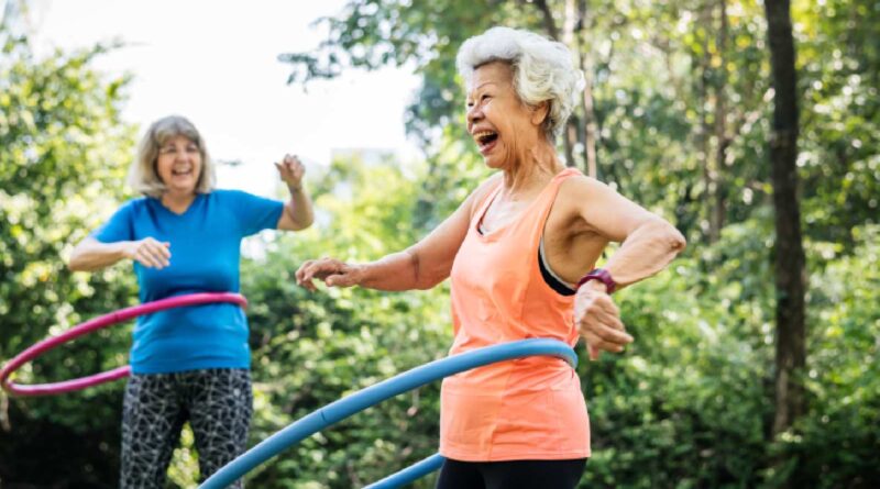 Exercício Hula Hoop para idosos: benefícios e movimentos