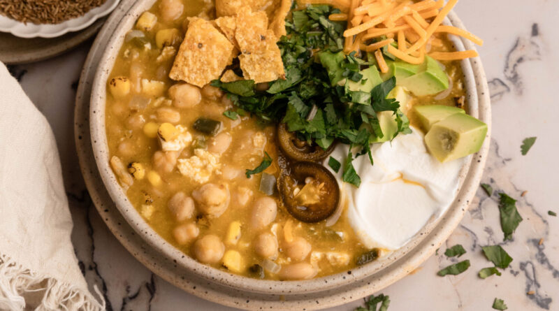 Fique aconchegante com este chili de grão de bico branco vegetariano