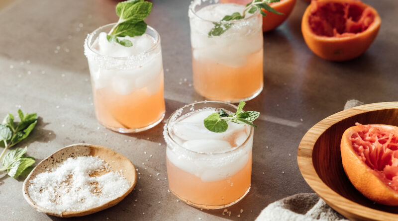 Um coquetel de vodka de toranja para agitar este dia dos namorados (receita de cão salgado)