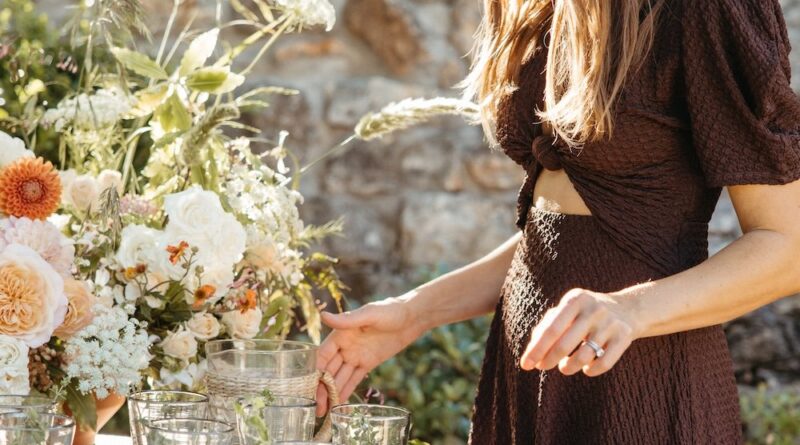 30 idéias de roupas de convidado de casamento para cada cenário e estação