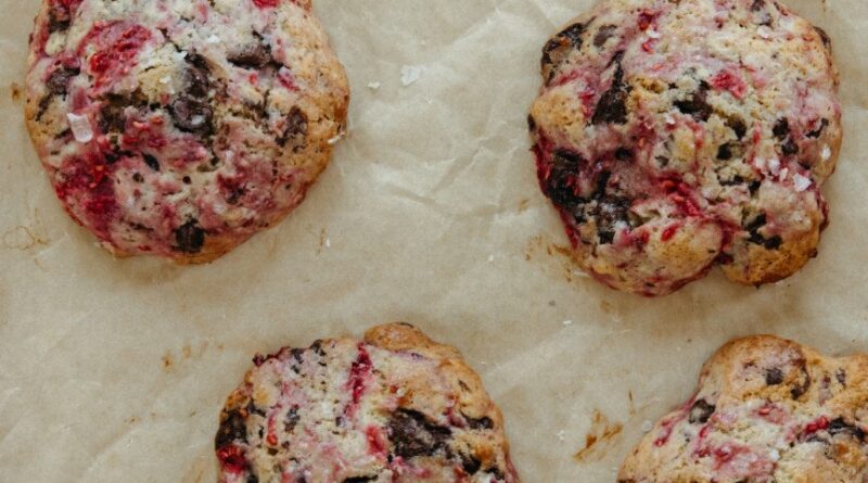 Biscoitos de pedaços de chocolate de framboesa - reviravolta deliciosa em um clássico