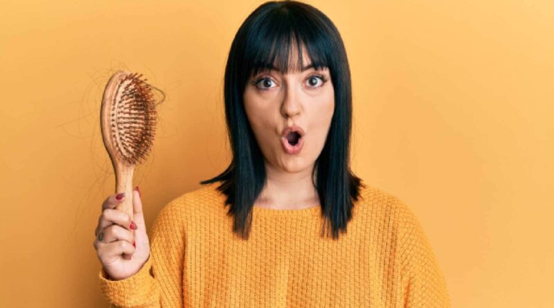 A desidratação pode causar perda de cabelo? Dermatologist compartilha 7 dicas