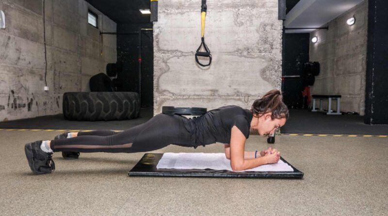 Pranchas ponderadas: benefícios para o ganho muscular e como fazê -lo