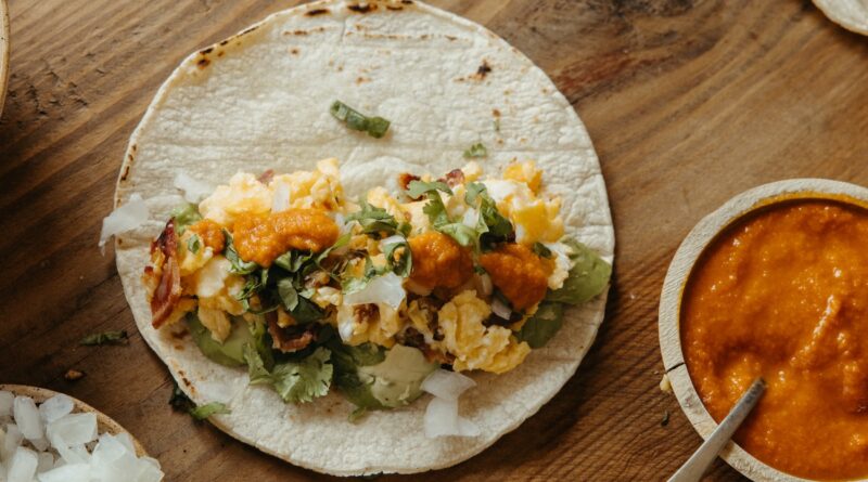 Receita de taco de café da manhã no estilo Austin com bacon, ovo e abacate