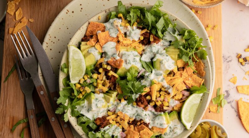 Esta salada de taco vegetariana é a melhor salada carregada