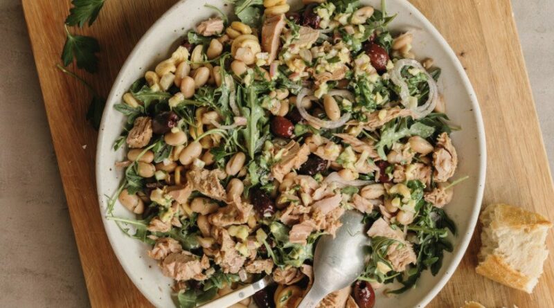 Salada de atum mediterrânea com feijão branco (fácil sem cozimento)
