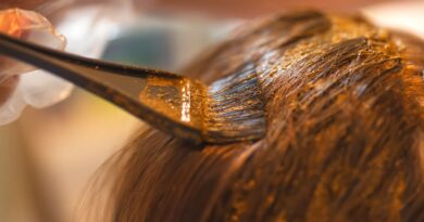 Seu guia para usar corantes de ervas para obter a cor do cabelo com qualidade de salão em casa
