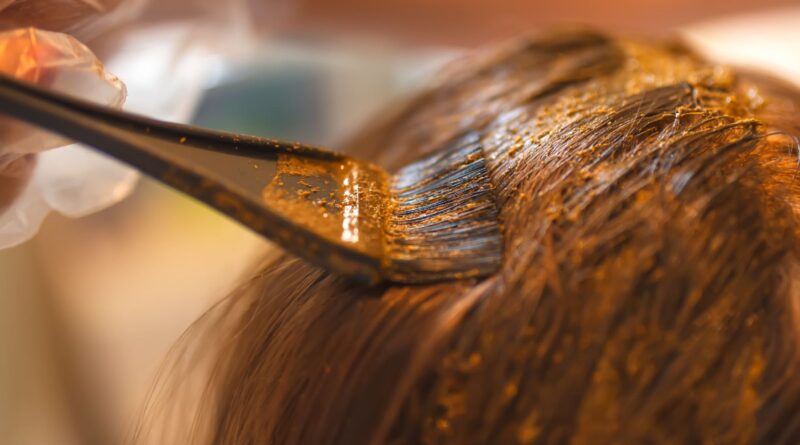 Seu guia para usar corantes de ervas para obter a cor do cabelo com qualidade de salão em casa