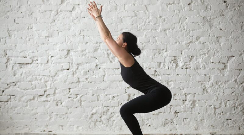 Yoga: 10 benefícios à saúde de Utkatasana (pose da cadeira)
