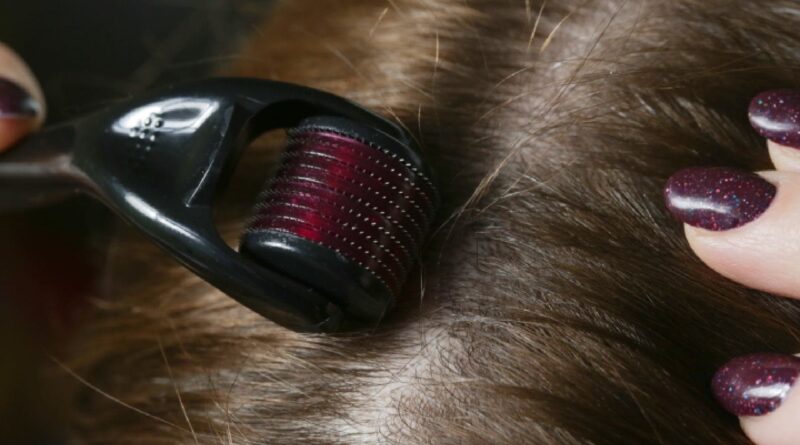 Como usar o rolo de derma para o crescimento do cabelo
