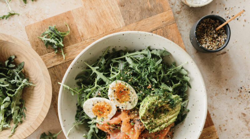 Tigela de café da manhã de salmão defumado: alta proteína e preparação fácil