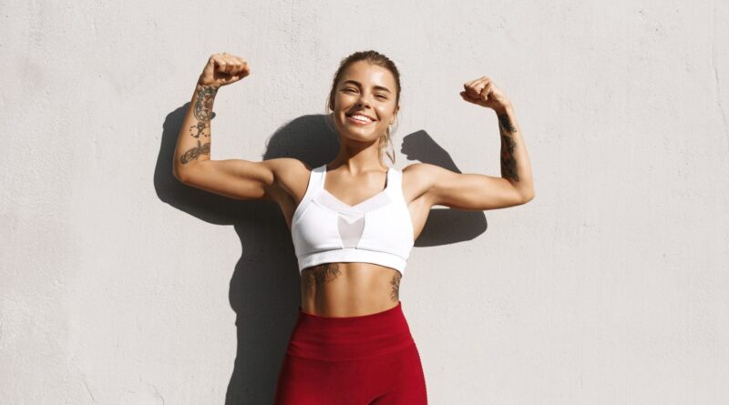 8 exercícios de tríceps e bíceps para construir braços mais fortes