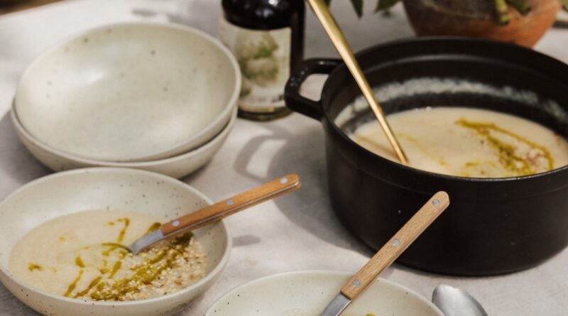 Sopa cremosa de couve -flor com Herby Drizzle