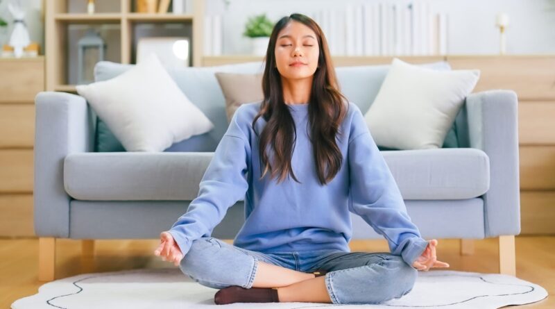 6 posturas de ioga com as pernas cruzadas para colher os benefícios de sentar no chão