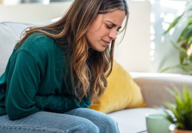 9 alongamentos de ioga para cólicas menstruais que podem aliviar a dor naturalmente