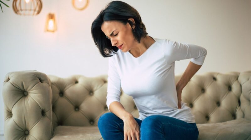 9 alongamentos simples para aliviar dores nas costas e aumentar a força