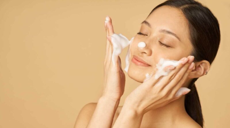 5 hábitos de vida que envelhecem silenciosamente a sua pele mais rapidamente