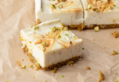 Barras de cheesecake de ricota com crosta de pistache (fácil e sem assar)