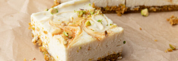 Barras de cheesecake de ricota com crosta de pistache (fácil e sem assar)