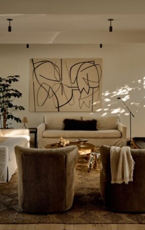 Dentro de uma casa restaurada de A. Quincy Jones em Brentwood, Califórnia