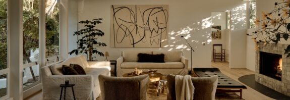 Dentro de uma casa restaurada de A. Quincy Jones em Brentwood, Califórnia