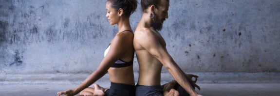 Fortaleça os laços emocionais enquanto constrói confiança com ioga para casais