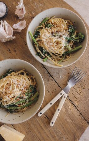 Macarrão de brócolis com bolhas com alho, limão e pão ralado