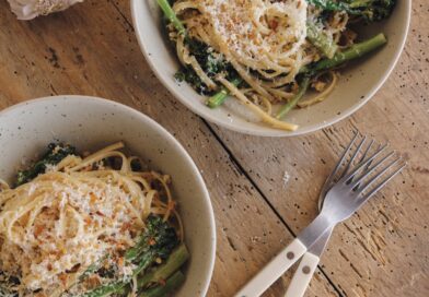 Macarrão de brócolis com bolhas com alho, limão e pão ralado