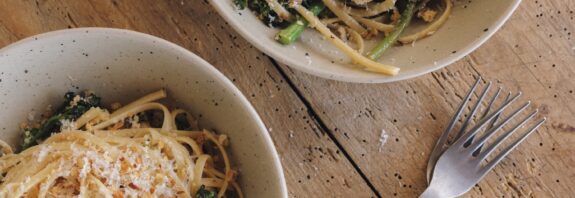 Macarrão de brócolis com bolhas com alho, limão e pão ralado