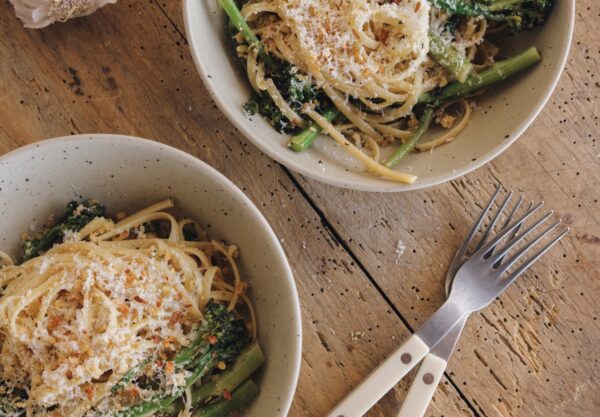 Macarrão de brócolis com bolhas com alho, limão e pão ralado