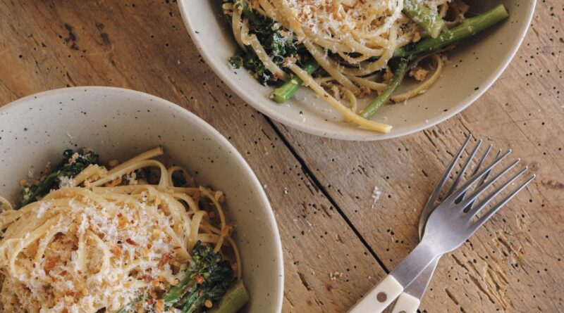 Macarrão de brócolis com bolhas com alho, limão e pão ralado