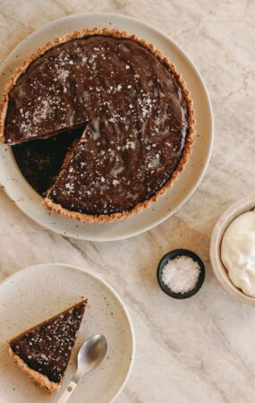 Torta De Tâmaras De Chocolate Salgado Com Crosta De Nozes