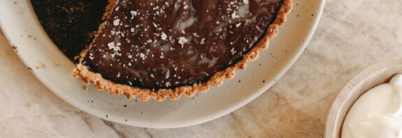 Torta De Tâmaras De Chocolate Salgado Com Crosta De Nozes