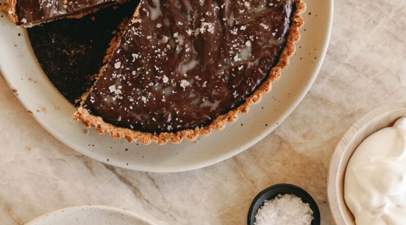 Torta De Tâmaras De Chocolate Salgado Com Crosta De Nozes