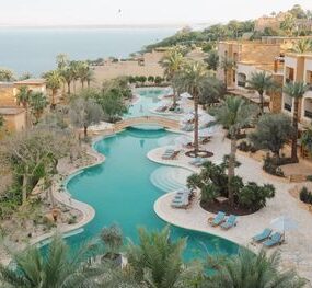 Hospedando-se no Kempinski Hotel Ishtar Dead Sea na Jordânia • The Blonde Abroad