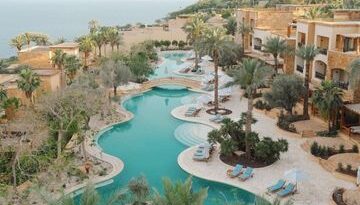 Hospedando-se no Kempinski Hotel Ishtar Dead Sea na Jordânia • The Blonde Abroad
