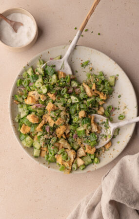 Salada de arroz crocante com pepino (o almoço perfeito para preparar antecipadamente)