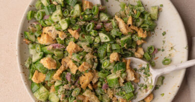 Salada de arroz crocante com pepino (o almoço perfeito para preparar antecipadamente)
