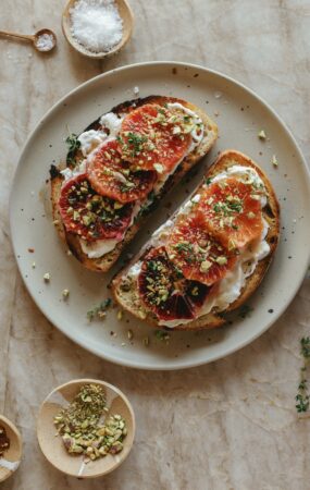 Torrada de Burrata de Laranja Sanguínea com Pistache e Mel