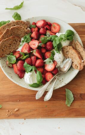 20 receitas de salada fresca de primavera (saudáveis, fáceis e repletas de proteínas)