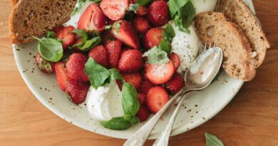 20 receitas de salada fresca de primavera (saudáveis, fáceis e repletas de proteínas)
