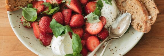 20 receitas de salada fresca de primavera (saudáveis, fáceis e repletas de proteínas)