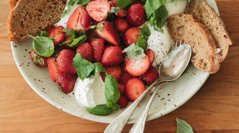 20 receitas de salada fresca de primavera (saudáveis, fáceis e repletas de proteínas)