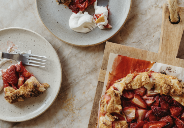 Galette de Cream Cheese de Morango com Crosta de Amêndoa