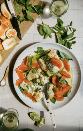 Halibute de tábua de cedro grelhado com salsa verde e frutas cítricas