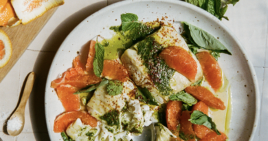 Halibute de tábua de cedro grelhado com salsa verde e frutas cítricas
